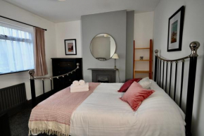 Emerson - homely 3 bedroom sleeps 6 Free Parking & WiFi